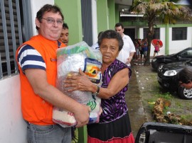 defesa civil entrega sextas basicas em bayeux_fotos ernane gomes (24)