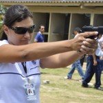 aluna isabella cristina em treinamento de tiro da acadepol 3