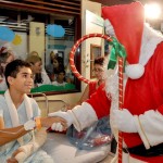 16.12.11 hospital de trauma recebe papai noel fotos walter rafael (127)