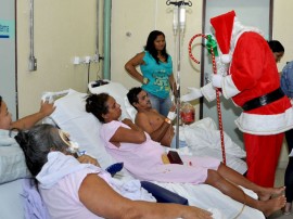 16.12.11 hospital de trauma recebe papai noel fotos walter rafael (201)