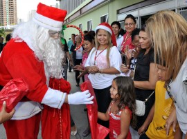 16.12.11 hospital de trauma recebe papai noel fotos walter rafael (35)