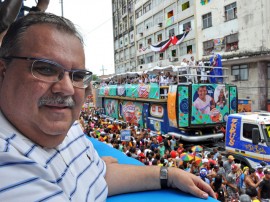 Romulo Gouveia camarote assintindo Galo da Madrugada foto antonio david