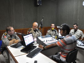 comandante do 5 batalhao da pm na radio de cruz das armas foto antonio david secom pb (1)