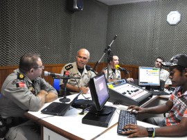 comandante do 5 batalhao da pm na radio de cruz das armas foto antonio david secom pb (3)