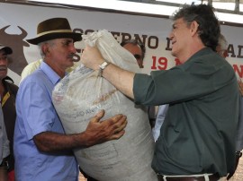 31.07.12 ricardo_entrega_racao_animal_sousa_foto_alberi pontes (14)