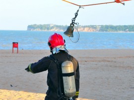 bombeiro de aco na orla do cabo branco foto roberto guedes 255