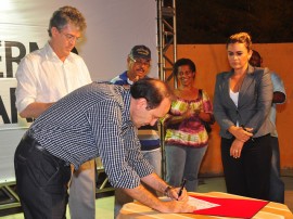 ricardo assina ordem de esgotamento sanitario na cidade verde foto roberto guedes (1)