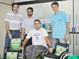 17.12.12 entrega_cadeiras_roda (11)