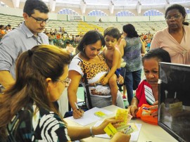 maria betania ferreira com filho de 3 anos bolsa familia abono natal foto antonio david 1