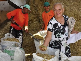 31.07.12 ricardo_entrega_racao_animal_sousa_Raimunda Augusta Gonsaga_foto_alberi pontes (6)