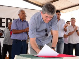 08.03.13 ricardo assina ordem serviço em cabaçeiras_fotos roberto guedes secom pb