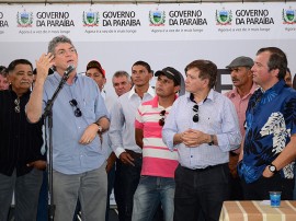 08.03.13 ricardo assina ordem serviço em caraúbas_fotos roberto guedes secom pb (7)