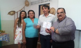 R&ocirc;mulo Gouveia recebe certificado no N&uacute;cleo de Mulheres