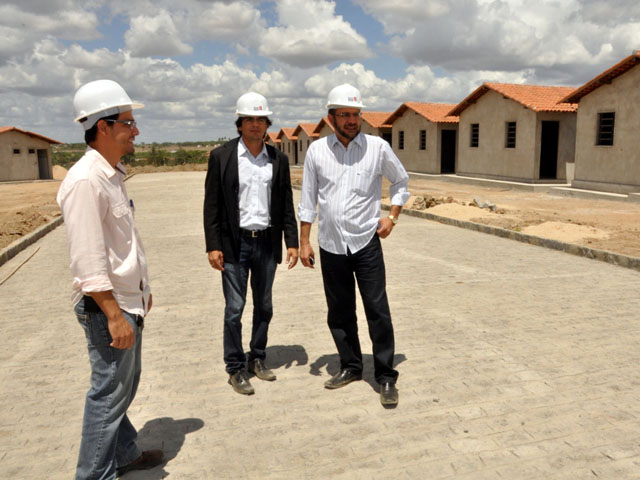 11.04.13 secretrio interiorizacao vistoria obras construcao 1948cg 3 - Governo acelera construção de 1.948 casas em Campina Grande