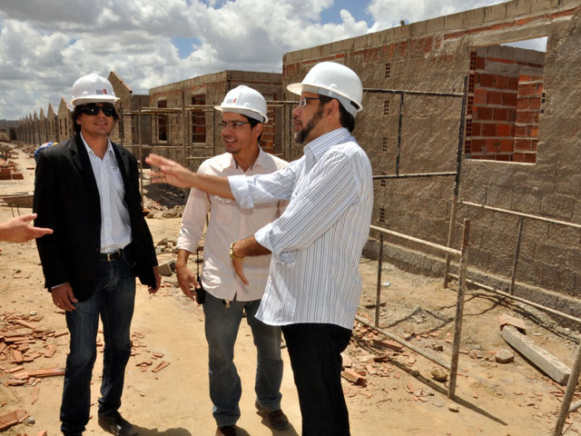 11.04.13 secretrio interiorizacao vistoria obras construcao 1948cg - Governo acelera construção de 1.948 casas em Campina Grande