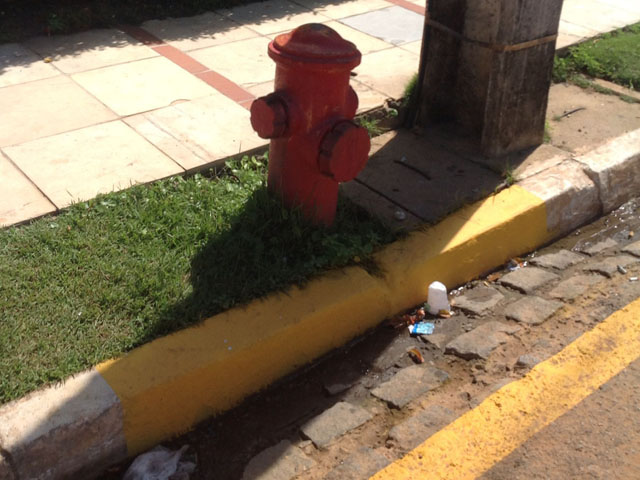 12.04.13 hidrante 4 - Bombeiros fiscalizam estacionamento de veículos próximo a hidrantes