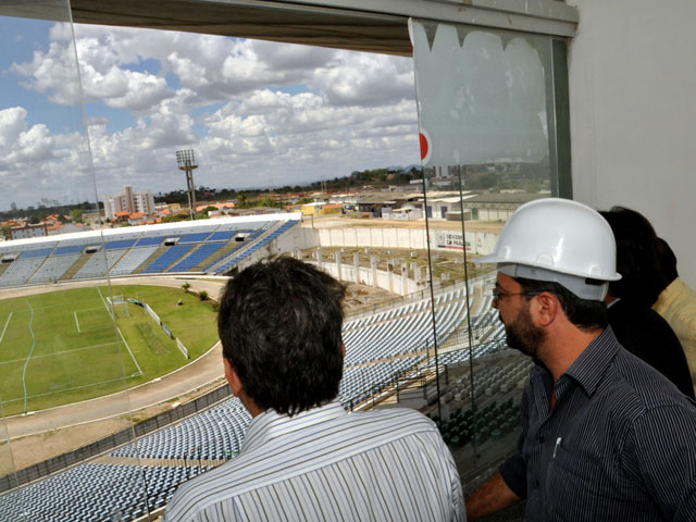 12.04.13 reformas estdio oamigo cg 5 - Reforma do estádio Amigão emprega 100 operários na fase inicial