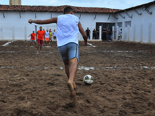 19.04.13 II taça geraldo beltrao de futebol de areia fotos roberto guedes secom pb 4 - Futebol promove integração de internos da penitenciária Geraldo Beltrão