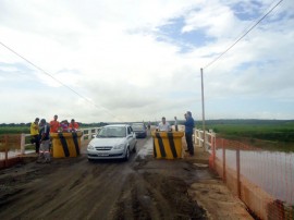 30.04.13 ponte batalha 270x202 - Veículos trafegam pela Ponte da Batalha em caráter emergencial