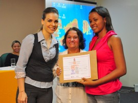 primeira dama entrega de certificado cendac foto kleide teixeira 991 270x202 - Mais de 60 jovens recebem certificados de cursos promovidos pelo Cendac