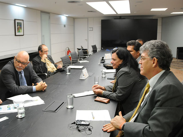 ricardo REUNIÃO CEF rio tinto foto jose marques 1 - Ricardo discute habitacão de Rio Tinto com presidente da Caixa