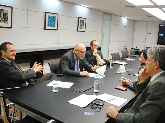 ricardo REUNIÃO CEF rio tinto foto jose marques 3 - Ricardo discute habitacão de Rio Tinto com presidente da Caixa