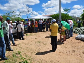 21.056.13 vale estadia campo algodao jandaira 1 270x202 - Governo distribui raquetes de palma para agricultores do Curimataú