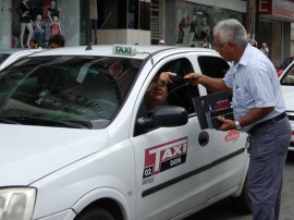 Campanha Lagoa adesão taxistas 23.05.13 fotos Lívia Reis 81 270x202 - Campanha de proteção à criança e ao adolescente ganha adesão de taxistas