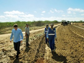 Moacir Barbosa Rodrigues na estrada de Olivedos2 270x202 - Obras de pavimentação da estrada de Olivedos estão em ritmo acelerado