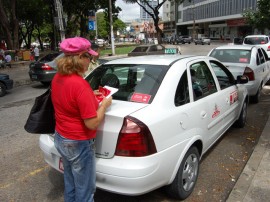 Campanha Lagoa adesão taxistas 23.05.13 fotos Lívia Reis 322 270x202 - Campanha “Não finja que não viu” realiza atividades na orla da Capital