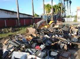 Destruição de máquinas caça níqueis 240 270x202 - Máquinas de caça-níqueis são destruídas no Centro Operacional da Receita Estadual