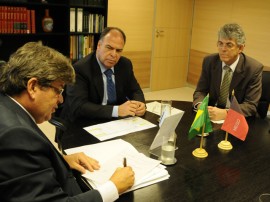 REUNIÃO COM MINISTRO FERNANDO BEZERRA 31 270x202 - Ricardo consegue recursos para obras hídricas no Cariri e Curimataú