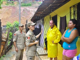 defesa civil bombeiros especionam areas de risco timbo foto kleide teixeira 200