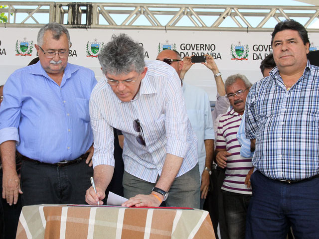 olho dagua casas foto francisco frança 4 - Ricardo autoriza a construção de 40 casas em Olho D’Água