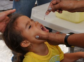 vacinacao crianca foto walter rafael 3 270x202 - Governo do Estado prorroga campanha de vacinação contra paralisia infantil