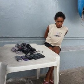 1373729570749 mulher celular 270x270 - Mulher é detida tentando arremessar celulares para dentro de presídio