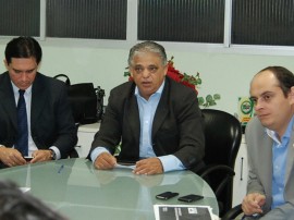 Carlos Alberto e delegados reunião 24.07.2013 0061 270x202 - Secretário da Segurança e delegado geral se reúnem com entidades de classe da Polícia Civil