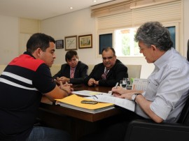 VISITA DO PREEITO DECRUZ ESPIRITO SANTO12 270x202 - Ricardo discute novo Pacto Social com prefeito de Cruz do Espírito Santo