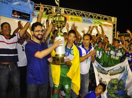 portal sec entrega trofeu 270x202 - Escolinha do Mescias vence primeira edição da Copa Sub 15