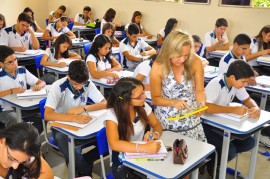 professora do liceu utilizando o tablet em sala de aula com alunos foto kleide teixeira 34 270x179 - Inscrições do “Mestre da Educação” e “Escola de Valor” vão até esta quarta