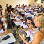 professora do liceu utilizando o tablet em sala de aula com alunos foto kleide teixeira 38