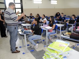 see material com questoes do enem do terceiro ano distribuido nas escolas foto sergio cavalcanti 6 270x202 - Material com questões do Enem é entregue a alunos da 3ª série