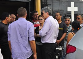 16.08.13 ricardo visita velorio fotos jose lins 31 270x192 - Ricardo presta solidariedade à família de policial assassinado