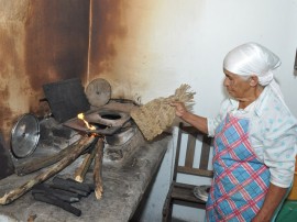 04.09.13 agricultora 83anos cultiva hortalias fabrica bolo 3 270x202 - Com ajuda da Emater, agricultora de 83 anos cultiva hortaliças e fabrica bolos