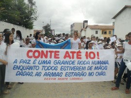 30.09.13 caminhada pela paz monte carmelo 4 270x202 - Escola da rede estadual realiza caminhada pela paz em Campina Grande