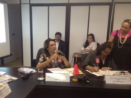 Cida em reunião com Ministra 270x202 - Secretária discute em Brasília rede de capacitação para profissionais do Suas