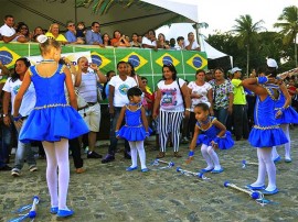 escola desfila 2 270x202 - Ricardo prestigia desfile cívico estudantil da cidade do Conde