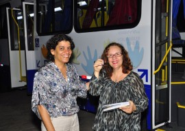 10.10.13 funad estela entrega de onibus vanivaldo ferreira 44 270x192 - Funad recebe novo ônibus adaptado para usuários