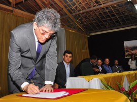 16.10.13 ricardo entrega escola em bananeiras fotos roberto guedes secom pb 7 270x202 - Bananeiras: Ricardo entrega escola e ônibus e anuncia reforma de hospital