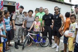 18.10.13 dia das criancas cg 4 270x180 - Polícia realiza festa para crianças em Campina Grande